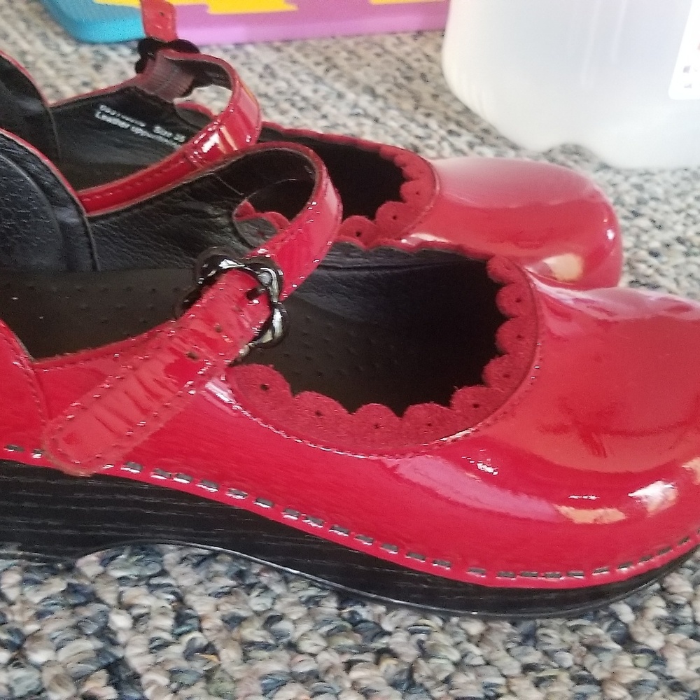 Red danskos NWOT